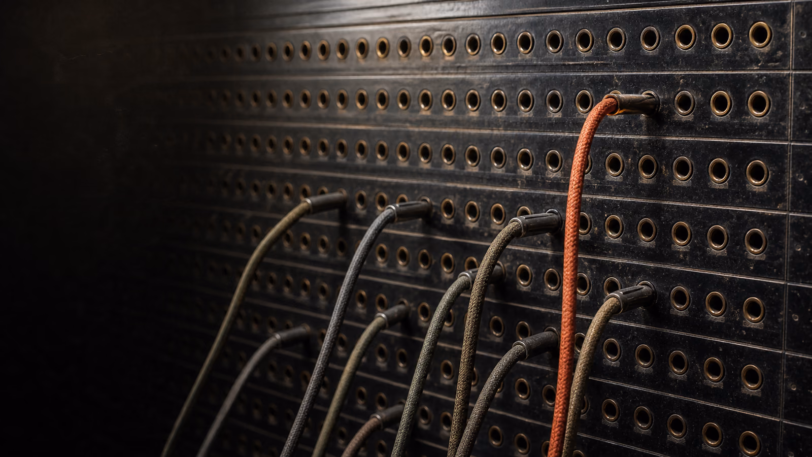 telefooncentrale-patchpaneel met een nieuw aangesloten terracotta kabel
